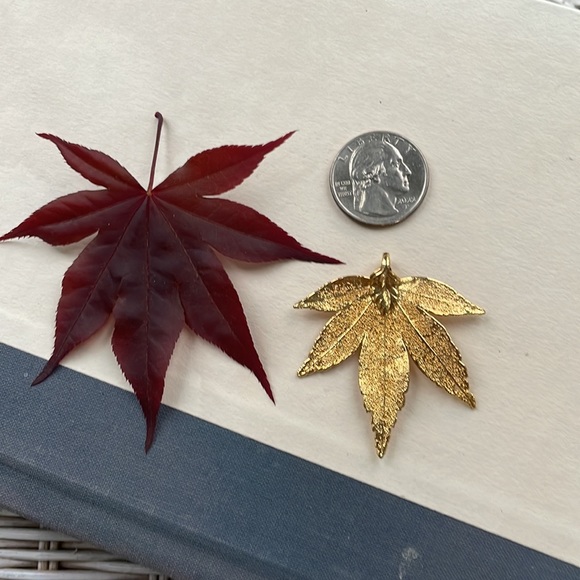 Gold Japanese Maple leaf pendant - Picture 6 of 6